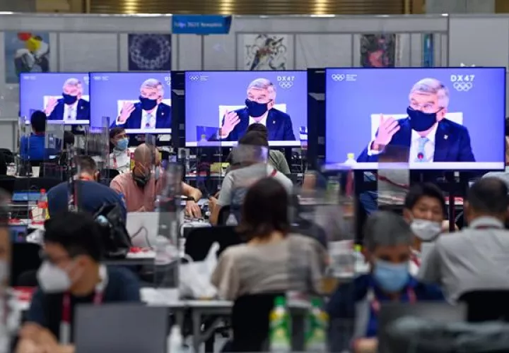 El presidente del Comité Olímpico Internacional (COI), Thomas Bach, es exhibido en las pantallas de televisión en el Olympic Media Center en Tokio, Japón. Foto:EFE