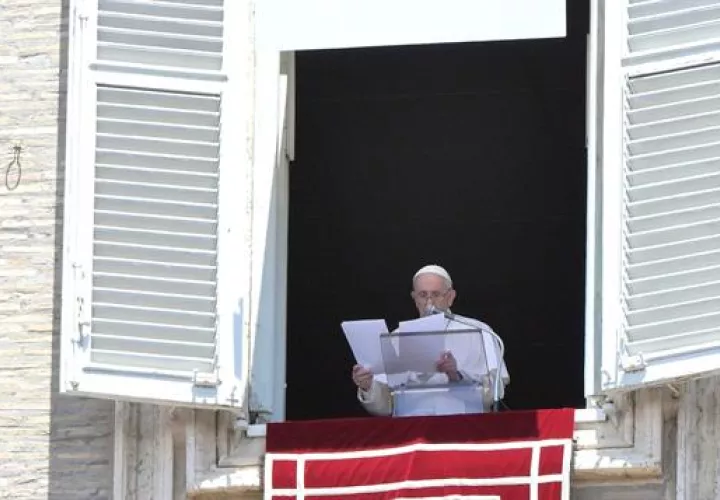El papa Francisco en el rezo del Ángelus este domingo en el Vaticano. EFE