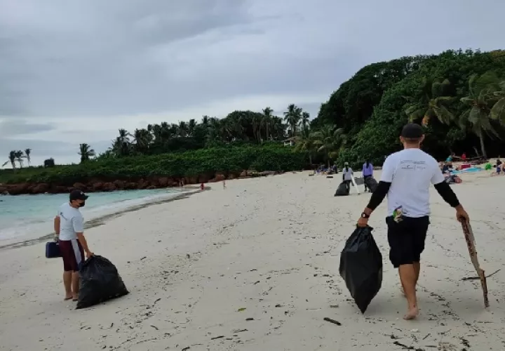 Esta limpieza de playas se dio en el área de senderos y playa de El Cirial, en la isla Iguana. Foto: Thays Domínguez