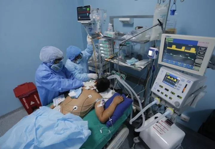 Trabajadores sanitarios atienden a un paciente con covid-19 en una de las Unidades de Cuidados Intensivos del Hospital Alberto Sabogal, en el Callao (Perú). EFE