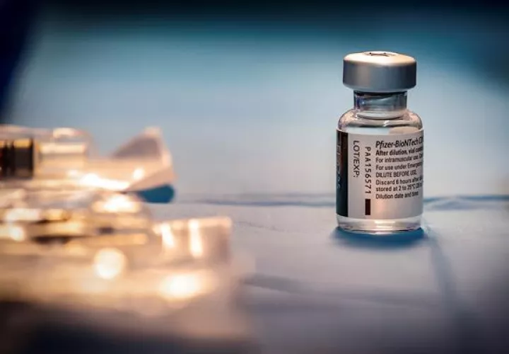 Pfizer calcula que esa tercera dosis podría potencialmente multiplicar por 100 la neutralización de la variante delta. EFE
