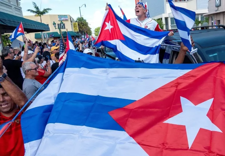 Cubanoamericanos asisten hoy a una manifestación para apoyar a los manifestantes en Cuba, frente al restaurante cubano Versailles en Miami, Florida. Foto: EFE