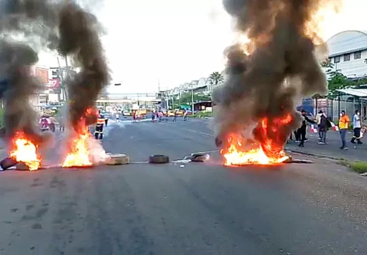 La entrada de Colón fue cerrada con llantas incendiadas para impedir el paso de vehículos. Foto: Diomedes Sánchez