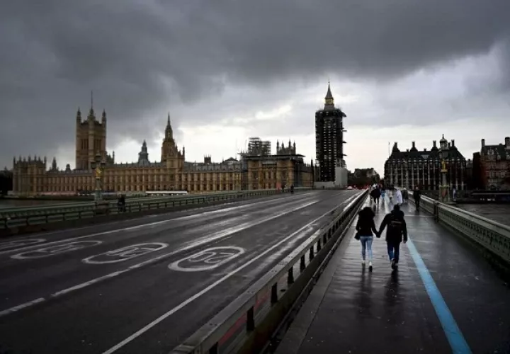Una pareja pasea por el centro de Londres, la ciudad más afectada por la aparición de una nueva cepa del coronavirus en Reino Unido. Foto: EFE