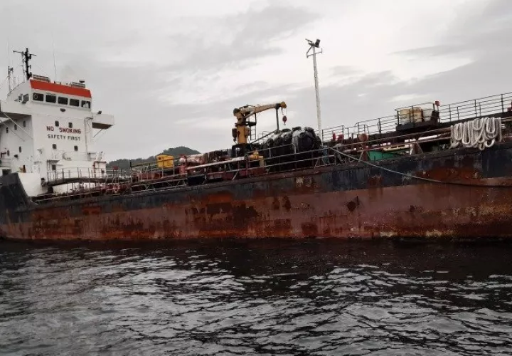 La bahía de Panamá tiene barcos náufragos, como el de la foto. Archivo
