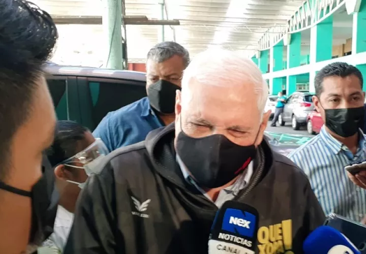 Ricardo Martinelli da declaraciones a la prensa a su llegada al Sistema Penal Acusatorio en Plaza Ágora. Foto: Víctor Arosemena