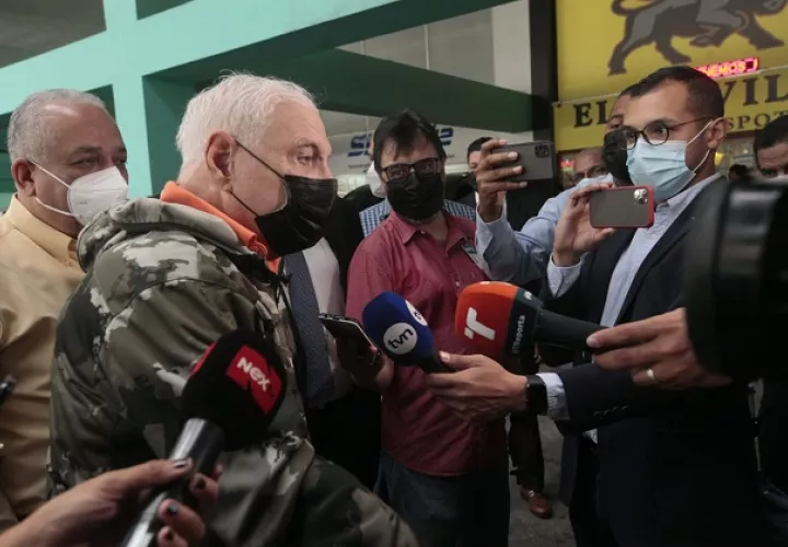 Ricardo Martinelli atiende a los periodistas a su llegada hoy al Sistema Penal Acusatorio en Plaza Ágora. Foto: Víctor Arosemena