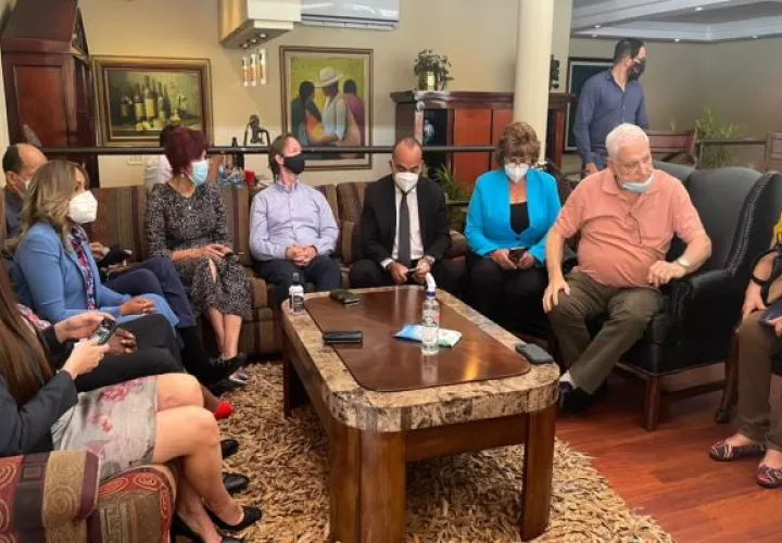 El expresidente Ricardo Martinelli se reunión con diputados de la bancada de CD. Foto: Cortesía RM