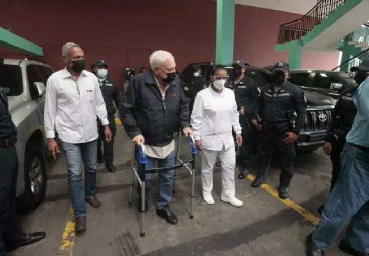 El expresidente de la República, Ricardo Martinelli, a pesar de estar incapacitado, ha asistido a todas las audiencias de juicio. Foto: Víctor Arosemena