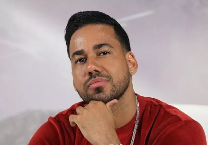 El cantante Romeo Santos habla durante una conferencia de prensa celebrada este en Nueva York, en 2019.  Foto: EFE / Miguel Rajmil