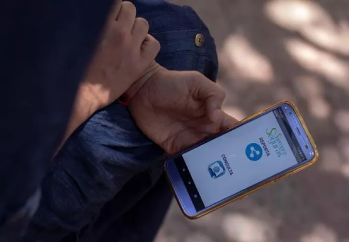 Un teléfono con la interfaz de la aplicación móvil creada por un grupo de activistas para enfrentar la violencia contra la mujer en México. EFE