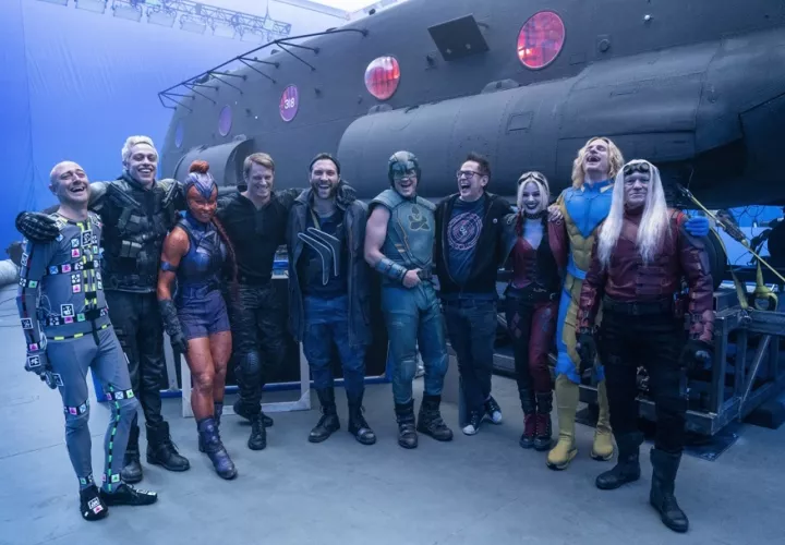   (Izquierda a derecha) SEAN GUNN, PETE DAVIDSON, MAYLING NG, JOEL KINNAMAN, JAI COURTNEY, NATHAN FILLION, escritor/director JAMES GUNN, MARGOT ROBBIE, FLULA BORG y MICHAEL ROOKER en el set de Warner Bros. Crédito/Jessica Miglio/™ & © DC Comics.