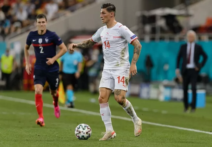 El volante suizo, Steven Zuber (#14), es el líder asistidor del torneo. Foto Cortesía: @EURO2020