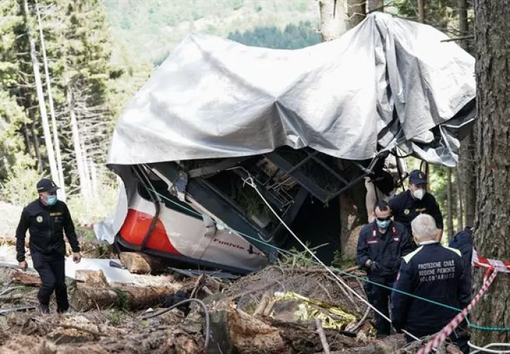 Estado en el que quedó la cabina del teleférico que unía el monte alpino de Mottarone y la localidad de Stresa (norte), tras su caída al vacío, el pasado 23 de mayo. Foto: EFE