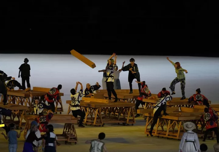 Bailarines en los Juegos Olímpicos de Tokio con la madera. Foto:EFE