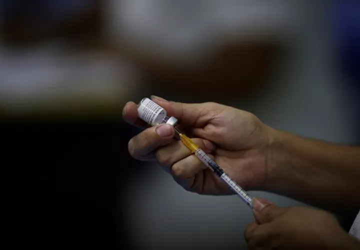 La OMS y la comunidad científica consideran que una vacuna, contra cualquier enfermedad, es exitosa cuando su efectividad supera el 50%, como pasa con todas las aprobadas contra la covid-19. Foto: EFE