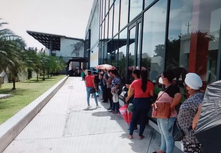 Los asistentes a la vacunación hacen largas filas y no se está midiendo el peligro de contagio. Foto: Melquiades Vásquez
