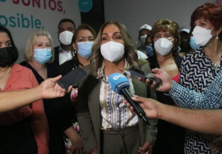 Diputada Yanibel Ábrego, en compañía de sus colegas de Cambio Democrático.