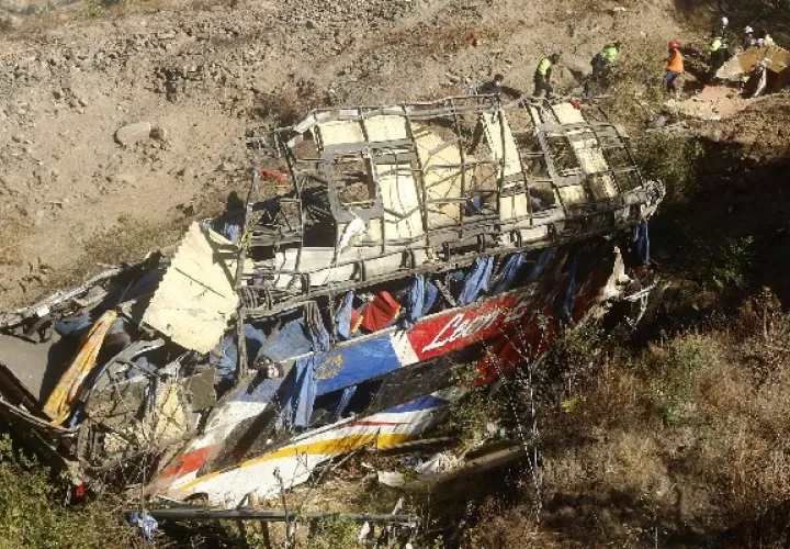 Autobús se estrelló contra un cerro y cayó por un barranco de unos 100 metros de profundidad en Perú. Foto: EFE