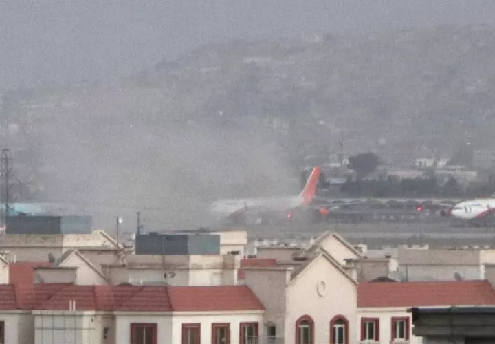 Dos explosiones se dieron fuera del aeropuerto de Kabul. Foto: EFE
