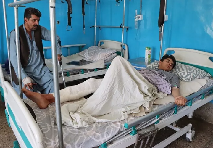  Víctima lesionada de la explosión de una bomba en el aeropuerto, recibe tratamiento en un hospital de Kabul, Afganistán. Foto: EFE