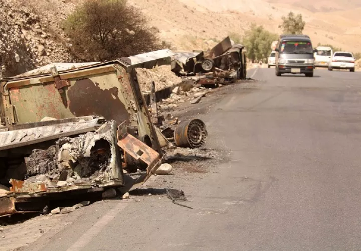 Vista de vehículos de las fuerzas de seguridad afganas destruidos en la carretera Kabul-Jalalabad, Afganistán. Foto: EFE