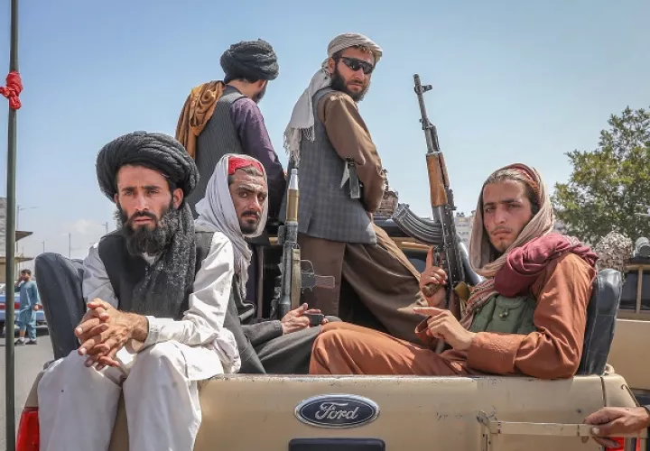 Talibanes viajan en un vehículo por las calles de Kabul en Afganistán. Foto: EFE