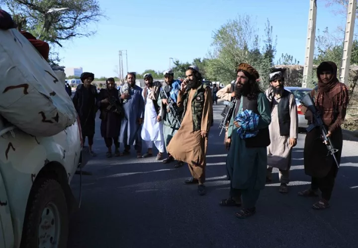 Los talibanes montan hoy guardia en un puesto de control cuando tomaron el control de Herat, Afganistán. Foto: EFE