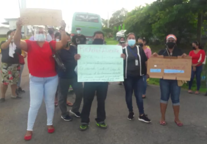 Los manifestantes sonaban pailas, portaban pancartas y gritaban consignas. Foto: Eric A. Montenegro