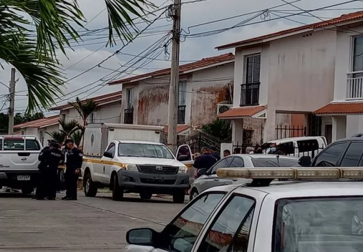 Paramédicos llegaron el día de lo ocurrido, confirmando la muerte de la mujer. Foto: Eric Montenegro