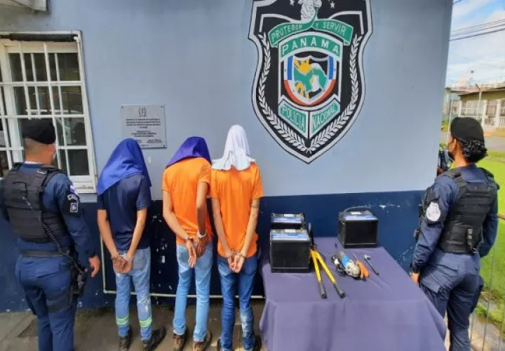 Los tres aprehendidos viajaban en un auto color azul, dentro del cual fue ubicado un panel de fibra óptica. Foto: Eric Montenegro