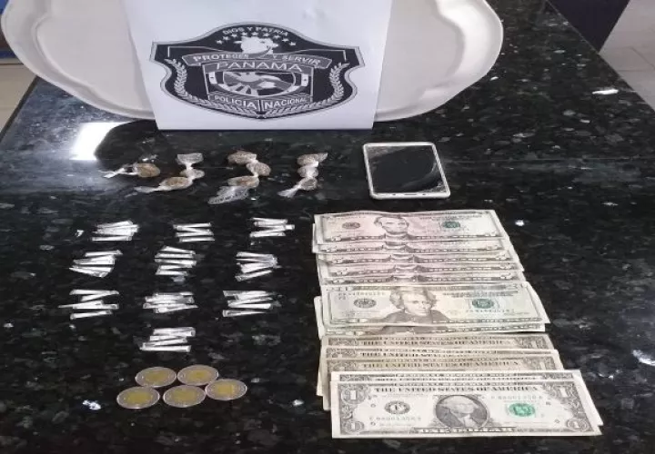 En uno de los envases se encontraron 50 carrizos de presunta cocaína mientras que en un segundo recipiente hallaron 10 sobres plásticos de supuesta marihuana. Foto: Eric Montenegro