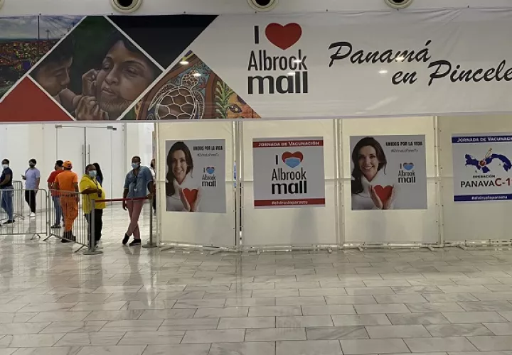La vacunación con Astrazeneca en Albrook Mall es en el pasillo de La Orca. 