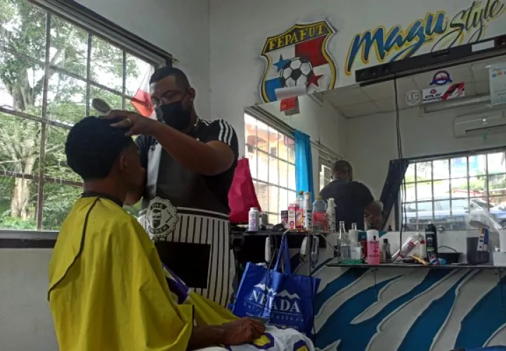 "Magu" tiene su propia barbería desde hace siete años. Foto / Ana Quinchoa. 