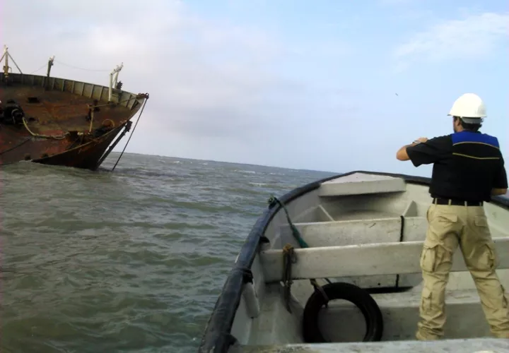 Autoridades realizan inspecciones frecuentes a los barcos areneros. Foto: Archivo