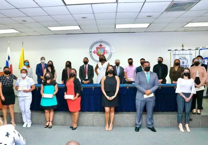 Los estudiantes con los mayores puntajes de cada universidad, tienen la opción de desarrollar su maestría en Panamá o en el extranjero, según sea su preferencia. Foto:  Cortesía Ifarhu