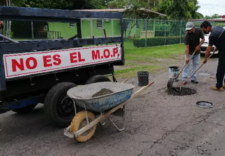 Las tareas de parcheo son realizadas por el personal de la junta comunal. Foto: Eric Montenegro