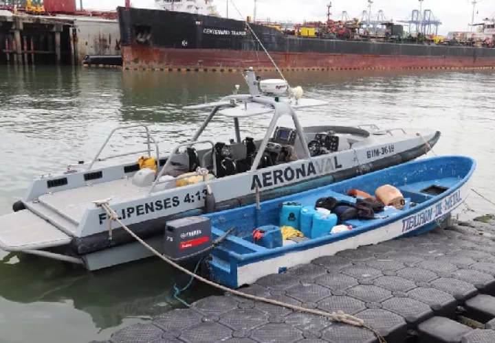 En la embarcación encontraron otros sacos con presunta sustancia ilícita. Foto: Cortesía Senan