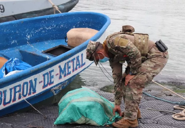 Los implicados lanzaron varios sacos con presunta sustancia ilícita al mar. Foto: Cortesía Senan