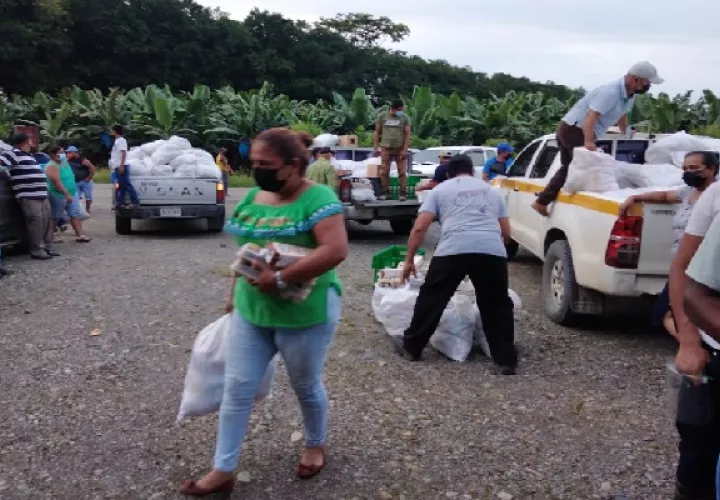 Los damnificados en Bocas del Toro, han recibido el apoyo con bolsas solidarias. Foto: Cortesía