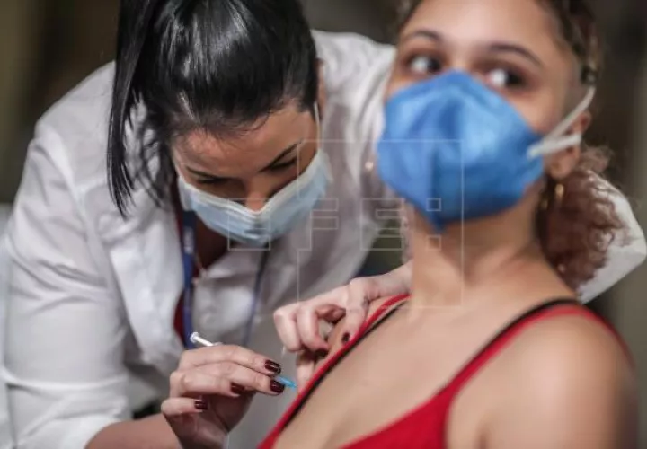 En Brasil han sido aplicadas 179.7 millones de dosis, con 55.7 millones de vacunas en segunda o dosis única. Foto: EFE