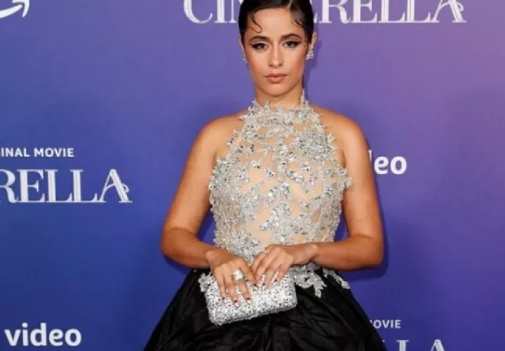 La cantante Camila Cabello asiste al estreno de la película original de Amazon 'Cinderella'. Foto: EFE / EPA/ CAROLINE BREHMAN