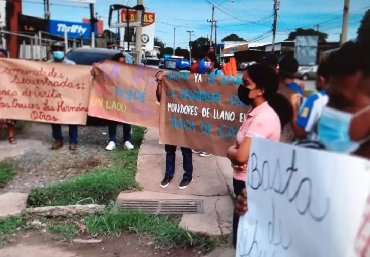 Las personas portaban pancartas donde decían que sus comunidades estaban "secuestradas". Foto: Melquiades Vásquez