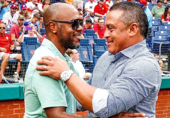 Carlos Ruiz estuvo en la ceremonia en honor a Halladay. Foto: Cortesía Phillies