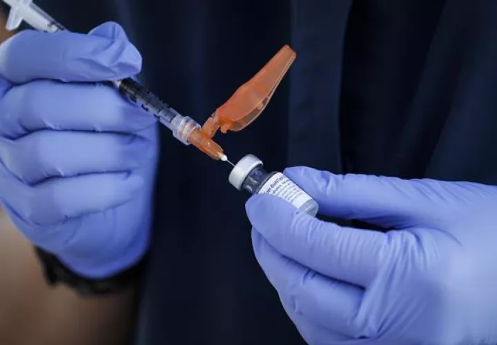Personal sanitario prepara la vacuna contra la covid-19. EFE