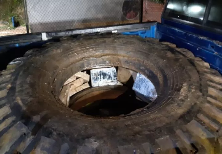 La presunta droga se encontraba en una unas llantas de tractor. Foto: Cortesía Senafront
