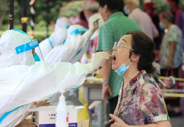 Un sanitario realiza una prueba diagnóstica de covid-19 en Nanjing, China. Foto: EFE