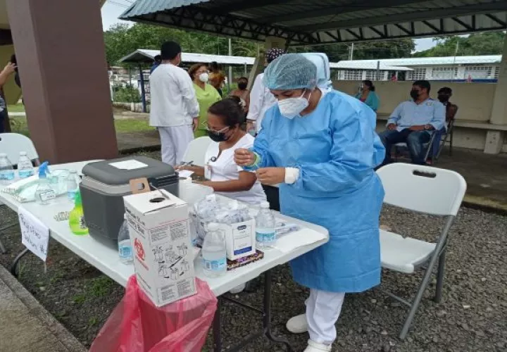 Este lunes llegó a la provincia de Chiriquí otro lote de vacunas de Pfizer y AstraZeneca las cuales serán utilizadas en la inmunización de personas pendientes de vacunas. Foto: José Vásquez