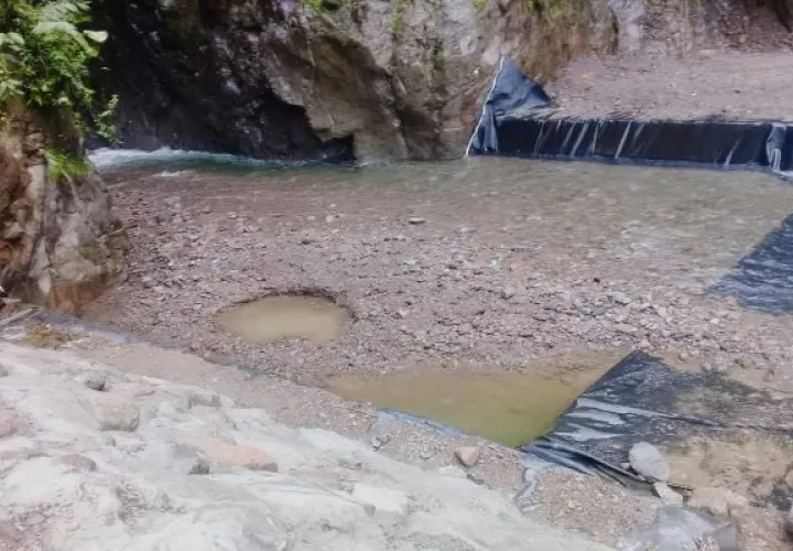 La toma de agua se mantiene obstruida por la gran cantidad de sedimentación y masa vegetal que arrastró el río Chorro Blanco. Foto: José Vásquez