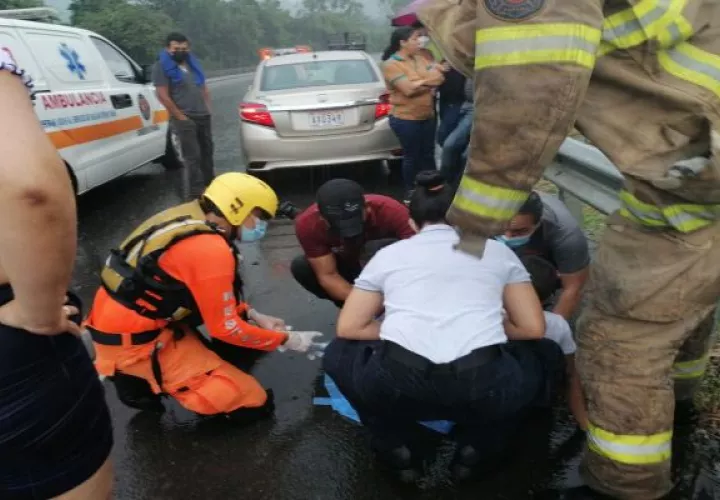 Al lugar del accidente acudieron paramédicos del Sinaproc, Bomberos y 911. Foto: José Vásquez